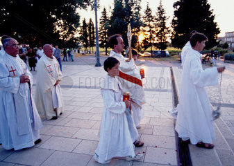 Medjugorje  Bosnien und Herzegowina  Prozession von Priestern