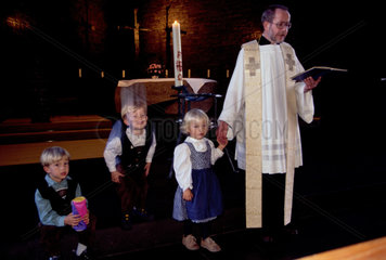 Duisburg  Deutschland  Priester vor dem Altar