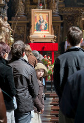 Krakau  Polen  kleines Maedchen beim Gottesdienst in der Corpus Christi Bazilika