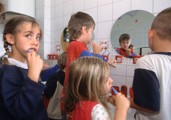 Kindergartenkinder beim Zaehneputzen