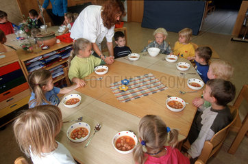 Kinder beten vor dem Essen