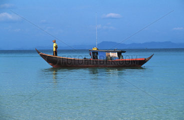 Fischer steuert die Insel Ko Lanta (Thailand) an