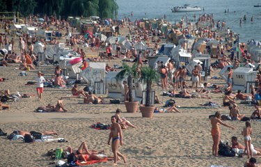 Berlin  Deutschland  Menschenmassen im Strandbad Wannsee