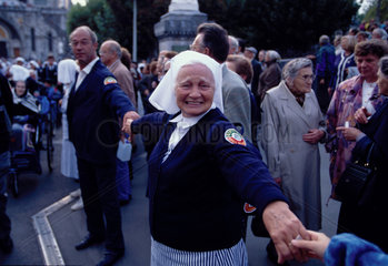 Lourdes  Frankreich  Pilger im Wallfahrtsort