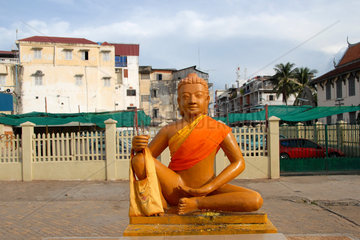 Phnom Penh  Kambodscha  kambodschanisch  eine Buddhastatue an einer Strassenkreuzung