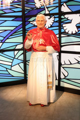 Berlin  Deutschland  Wachsfigur von Papst Benedikt XVI. bei Madame Tussauds