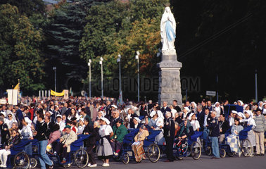 Lourdes  Frankreich  Prozession im Wallfahrtsort