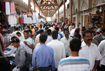 Dubai  Vereinigte Arabische Emirate  Menschen in einem Souq in der Altstadt