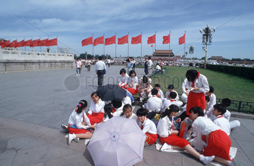 Eine Schuelergruppe auf dem Tianamenplatz