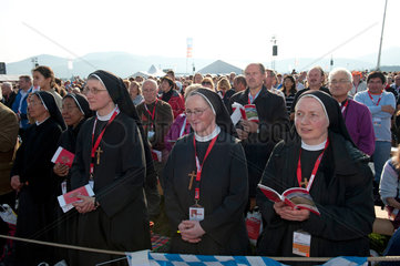 Freiburg  Deutschland  Nonnen waehrend der Messe von Papst Benedikt XVI.