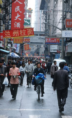 Fussgaenger in einer Nebenstrasse in Shanghai