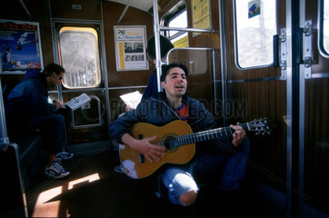 Musiker spielt Gitarre in einer Berliner U-Bahn