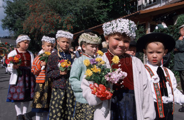 Kinder in Festtagskleidung