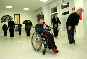 Rollstuhlfahrerin beim Karatetraining