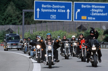 Hells Angels fahren auf der Berliner Stadtautobahn