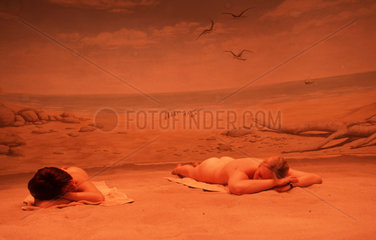 Frauen entspannen sich in einem Solarium
