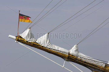 Deutschlandflagge auf dem Segelschulschiff der Marine Gorch Fock