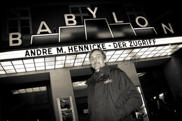Berlin  Deutschland  Andre Hennicke vor dem Kino Babylon