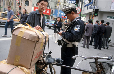 Polizeikontrolle eines Radfahrers in Shanghai