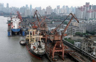 Containerschiffe werden im Hafen von Shanghai geloescht