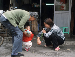 Kleinfamilie in der Altstadt von Shanghai