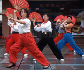 Tanzgruppe uebt auf der Nanjing Lu in Shanghai