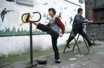 Morgengymnastik in einem alten chinesischen Viertel in Shanghai