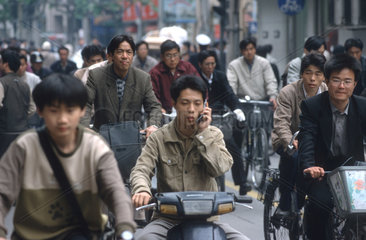 Radfahrer in einer Nebenstrasse in Shanghais Centrum