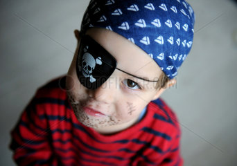 Berlin  Deutschland  ein kleiner Junge hat sich als Pirat verkleidet