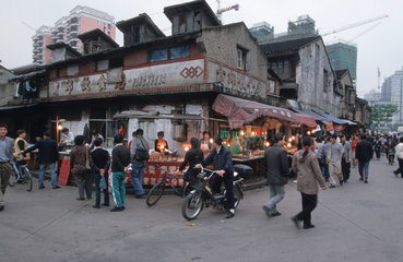 Strassenimbiss in einem alten chinesischen Viertel in Shanghai