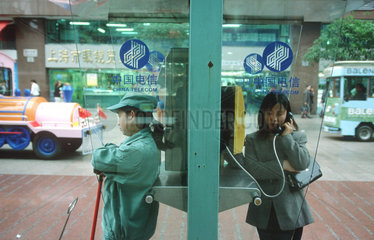 Telefongespraech auf der Nanjing Lu in Shanghai