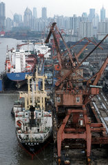 Containerschiffe werden im Hafen von Shanghai geloescht