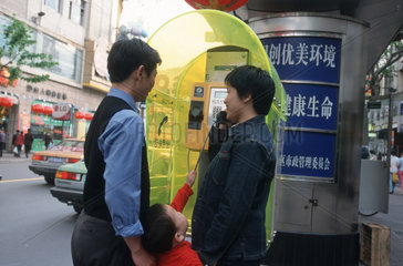 Telefongespraech auf der Nanjing Lu in Shanghai