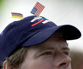 Kiel  Fan traegt Nationalflaggen Deutschland und USA