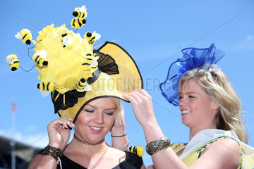 Royal Ascot  Grossbritannien  Fashion on Ladies Day  women with hats at the racecourse