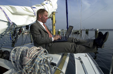 Kiel  Banker arbeitet auf Segelyacht