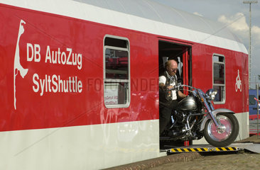 Westerland  Zug fuer Motorrad nach Sylt