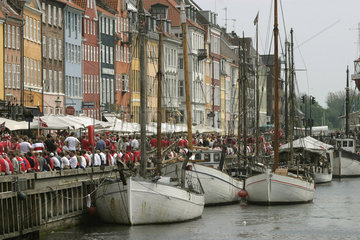 Kopenhagen  Stadtteil Nyhavn mit Booten