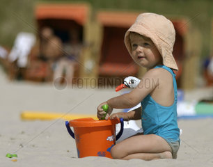 Scharbeutz  Kind spielt am Strand