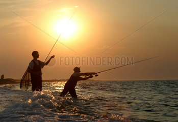 Hohenfelde  Angler in der Abendsonne