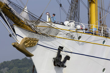Putzen auf dem Segelschulschiff der Marine Gorch Fock