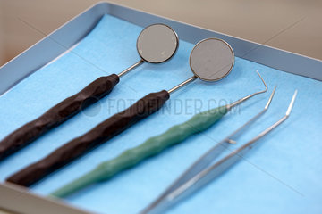 Behandlungsbesteck beim Zahnarzt