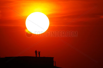 Berlin  Sonnenuntergang und zwei Menschen auf dem Dach