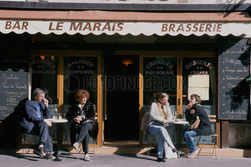 Strassencafe im Pariser Bezirk Marais
