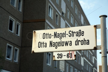 Hoyerswerda  Deutschland  das Strassenschild der Otto-Nagel-Strasse auch mit slavischer Schreibweise