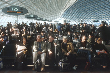 Wartende auf dem Flughafen Charles de Gaulles in Paris