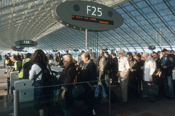 Warteschlange auf dem Flughafen Charles de Gaulles in Paris