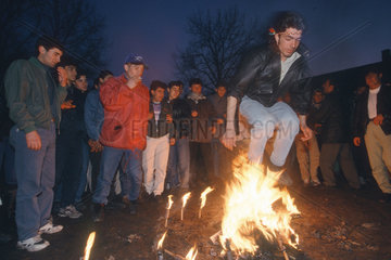 Feuerspringer beim kurdisches Neujahrsfest