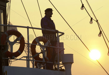 Kiel  Fischer auf seinem Schiff in der Morgensonne