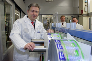 Berlin  Klaus Wowereit (SPD) besichtigt die Firma BDF Cosmed-Produktions GmbH